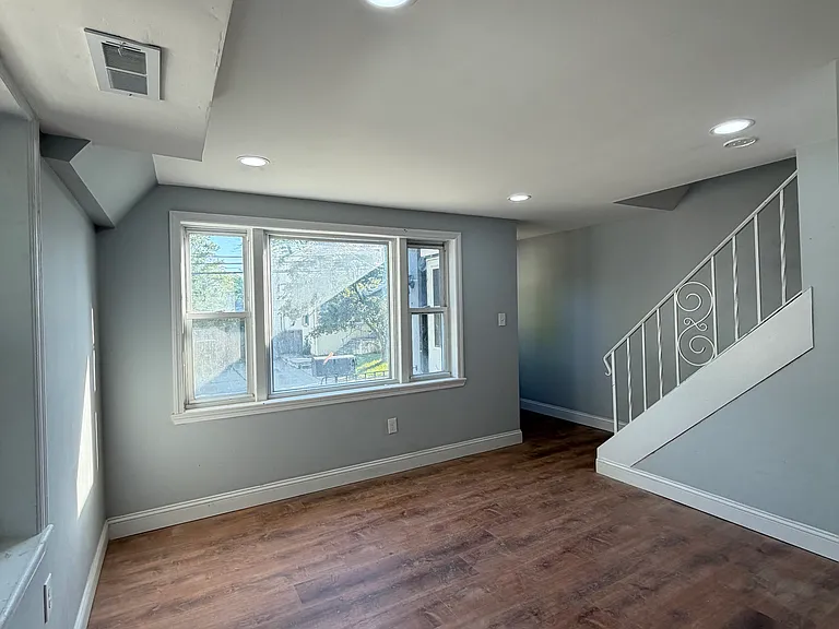 154 W Barber Ave — Photo 2