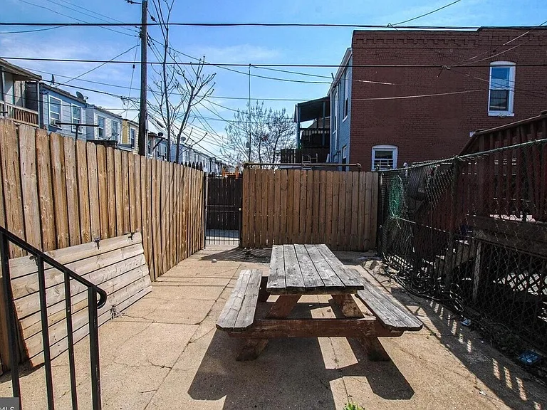 2727 E Monument St — Photo 18