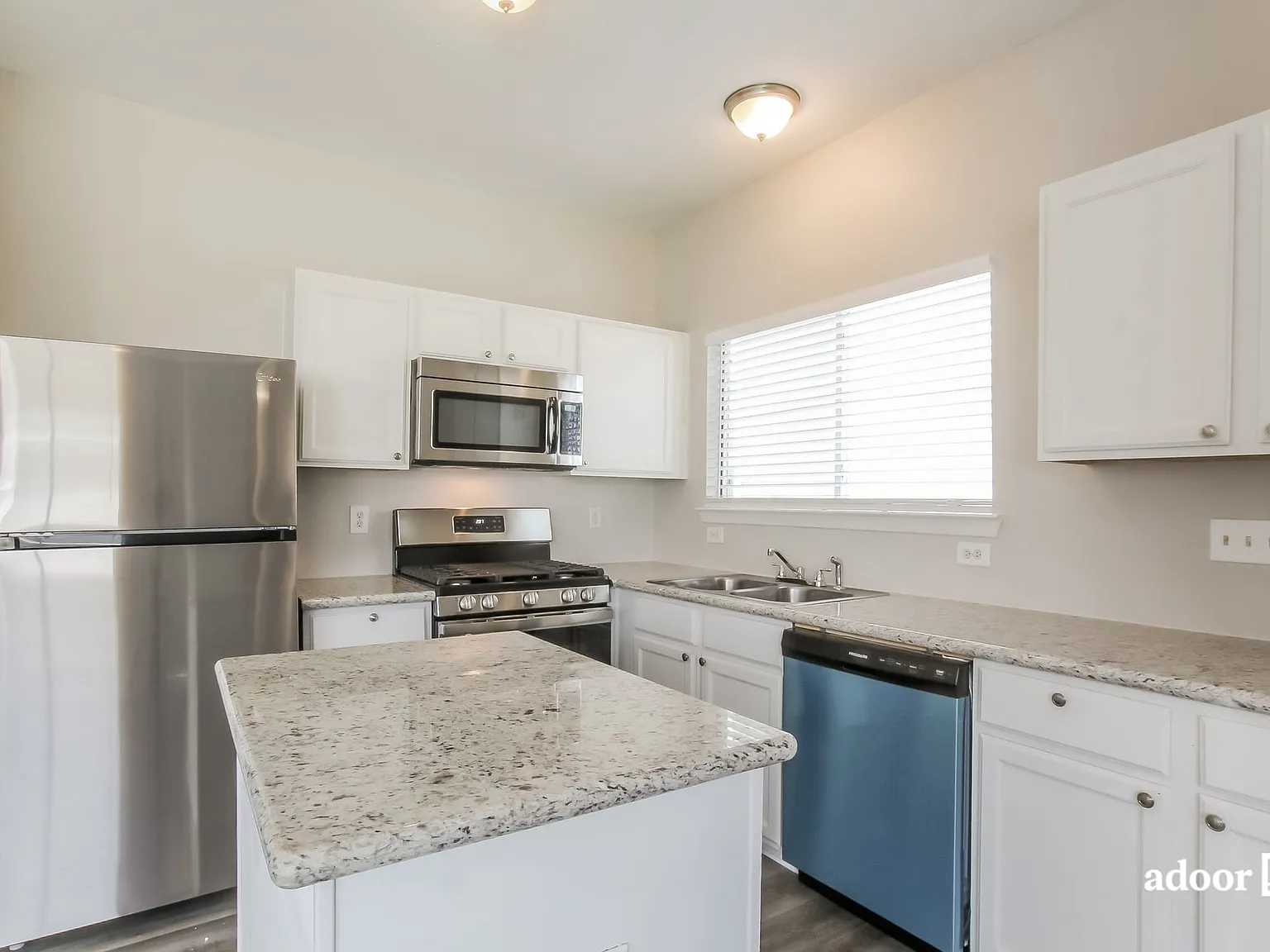 3 bed, 2.5 bath, 1560 sqft, $1,720 — Photo 3