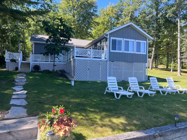 6315 Westshore Ln, Johannesburg, MI 49751