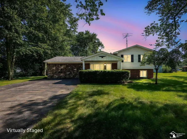 3983 McNeil Dr, Petersburg, MI 49270