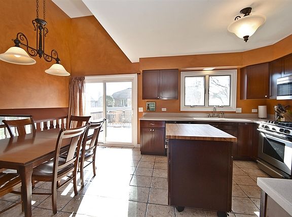 4th image of 8225 Chertsey Ct
