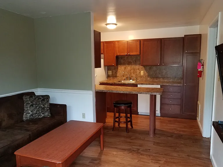 Sussex Court Apartments — Photo 10