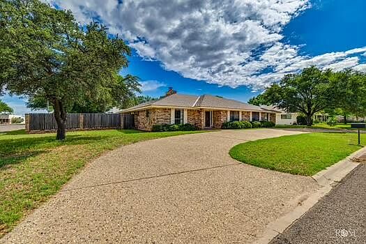 3rd image of 2701 Alta Vista Ln