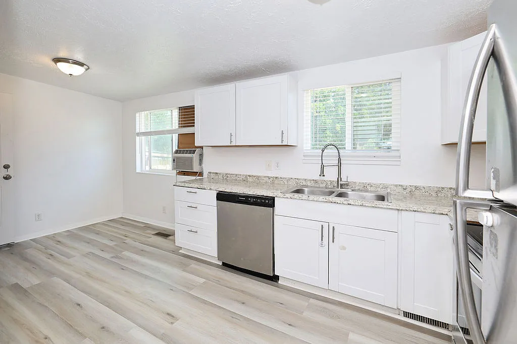 5 bed, 1900 sqft, $1,500 — Photo 3