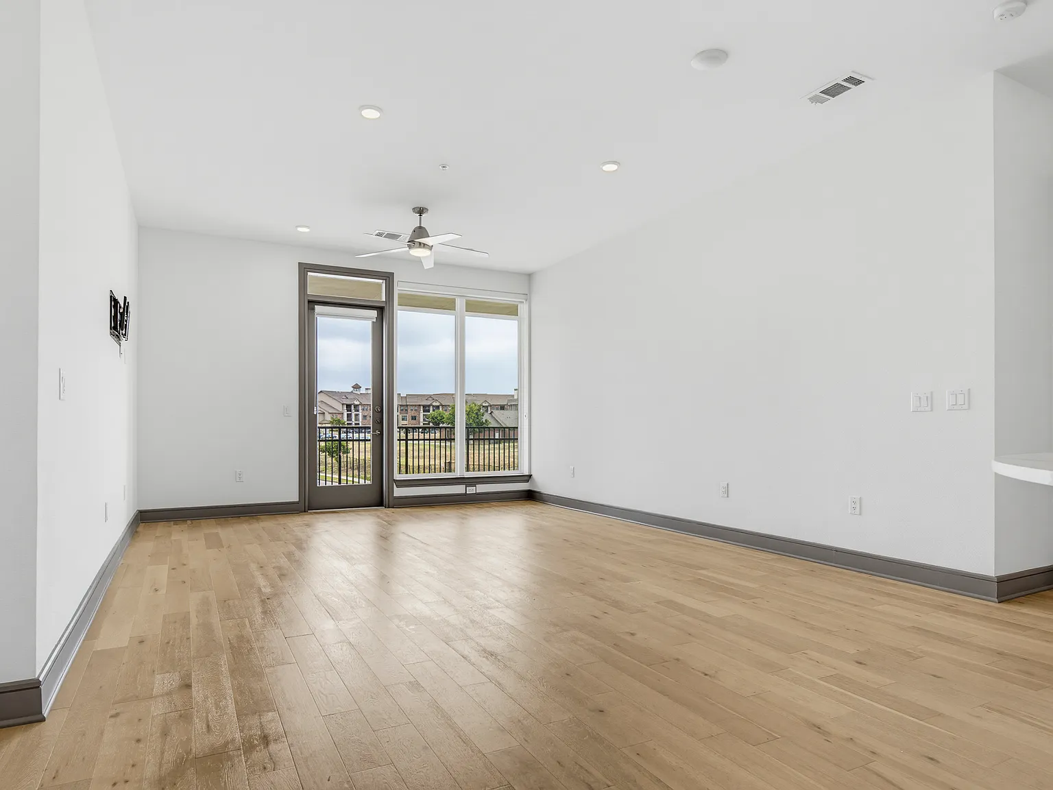 3 bed, 1959 sqft, $2,700 — Photo 3
