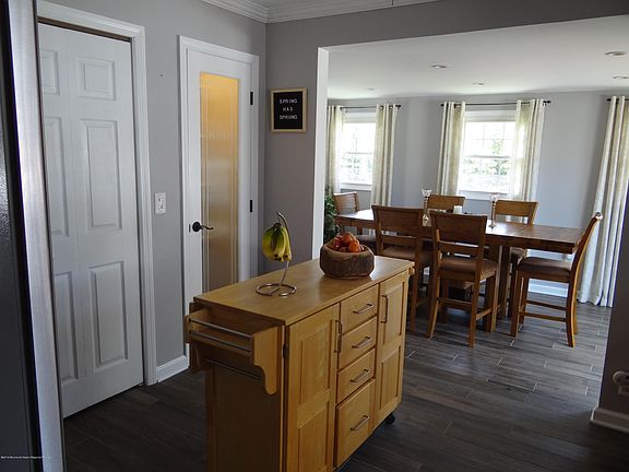 5th image of 234 E End Avenue