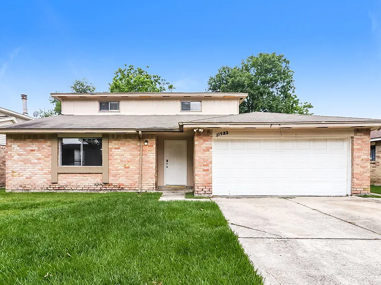 11923 Yeatmah Ln — Photo 1