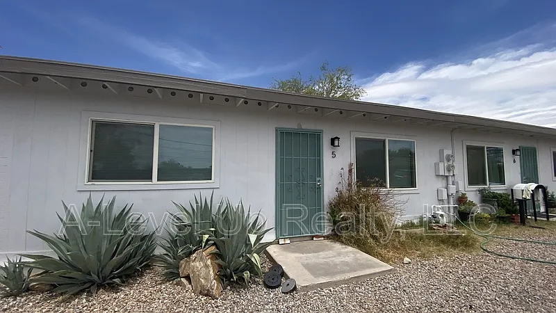 2 bed, 1.0 bath, 950 sqft, $1,100 — Photo 1