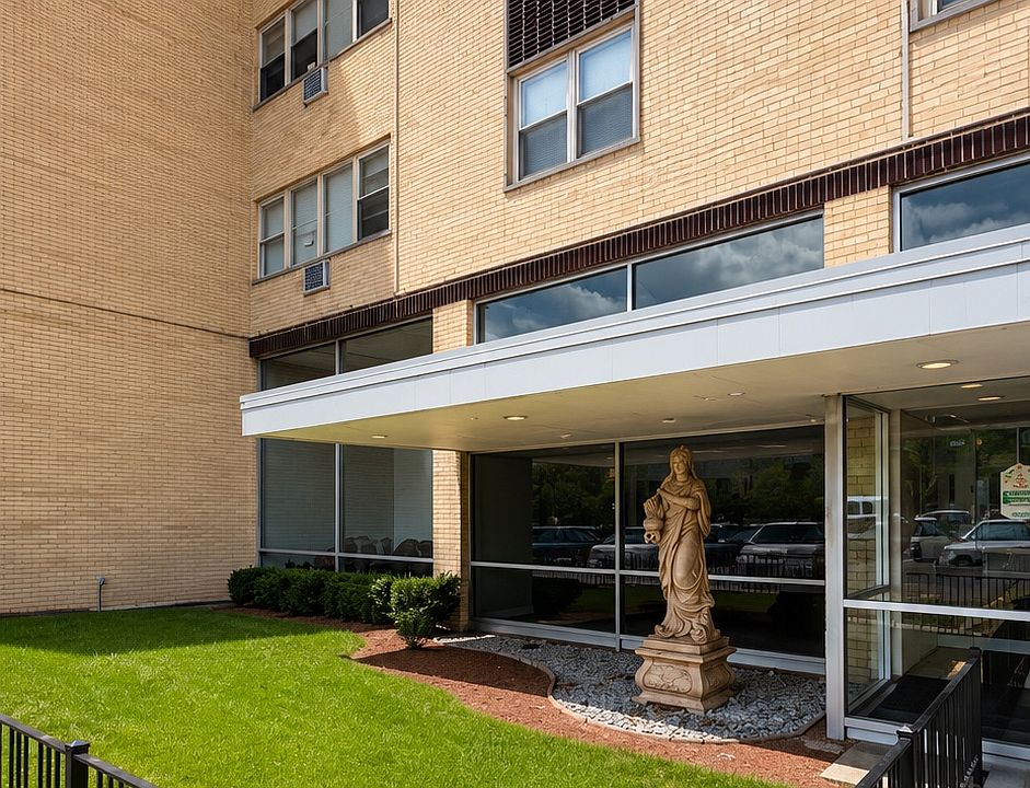 1st image of 7200 N Claremont Ave #300