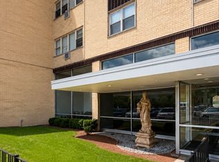 7200 N Claremont Ave #300, Chicago, IL 60645