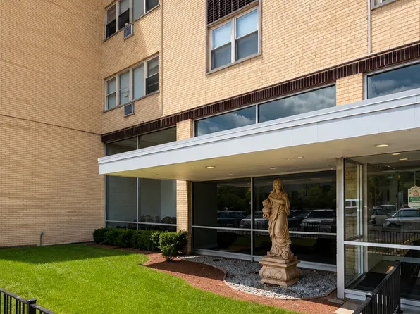 7200 N Claremont Ave #300, Chicago, IL 60645