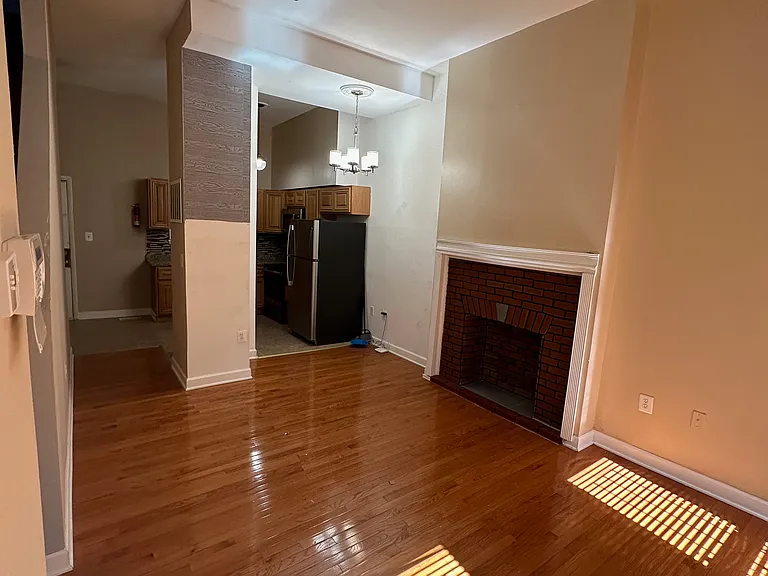 1614 W Lexington St — Photo 2