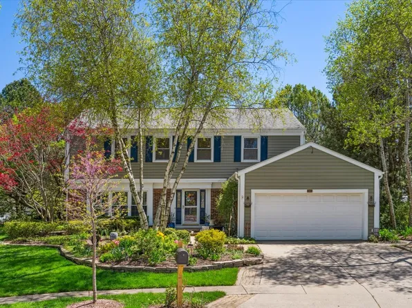 401 Aurora Ct, Vernon Hills, IL 60061