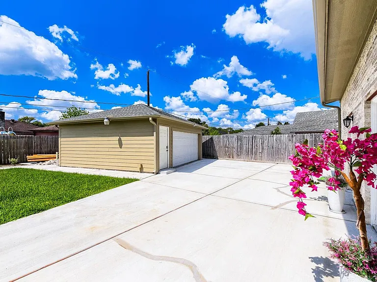 8815 Sharpview Dr — Photo 27