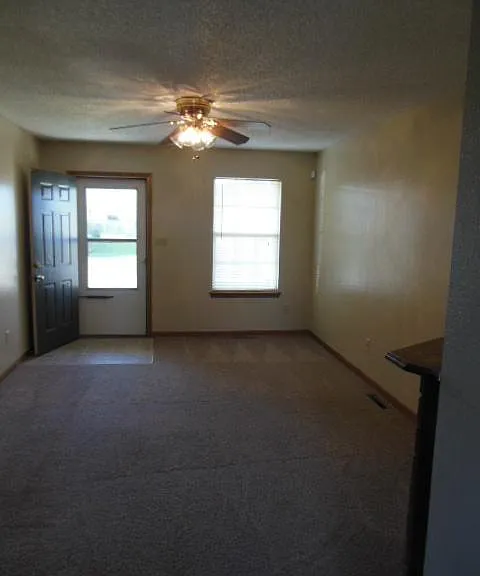 718 SE London Way — Photo 3