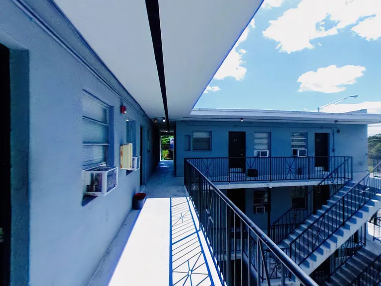 Centrally Located Gated Property Just Outside of Downtown Miami — Photo 33
