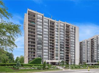 2185 Marine Dr #604, Oakville, ON L6L 5L6