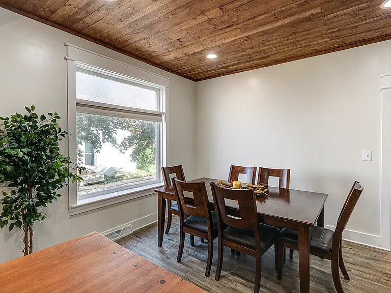 511 W Wisconsin St — Photo 4