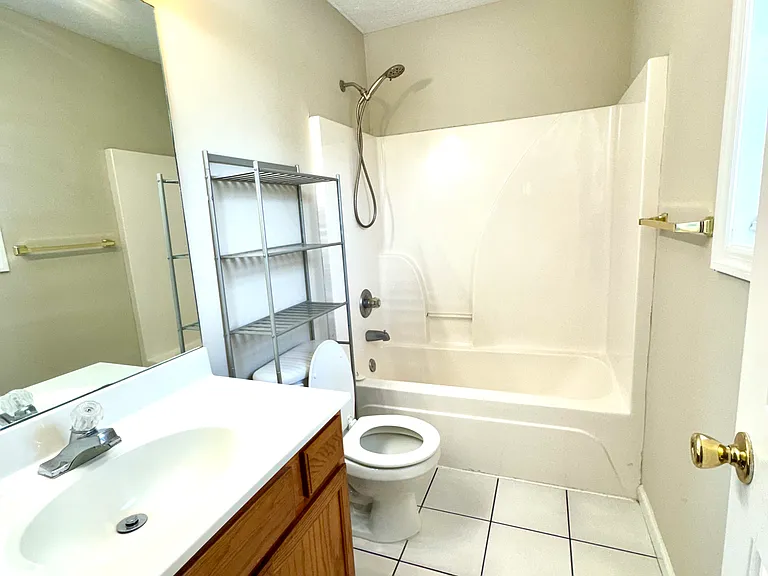 638 Hampton Way #B — Photo 7