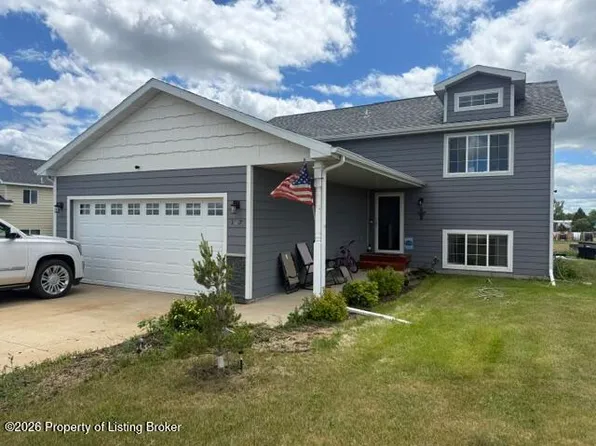 107 N 15th St, New England, ND 58647