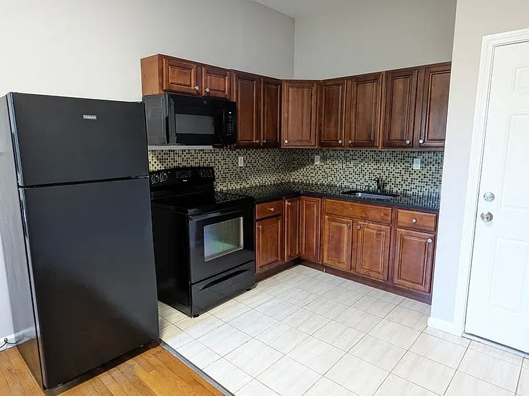 2810 E Main St — Photo 1