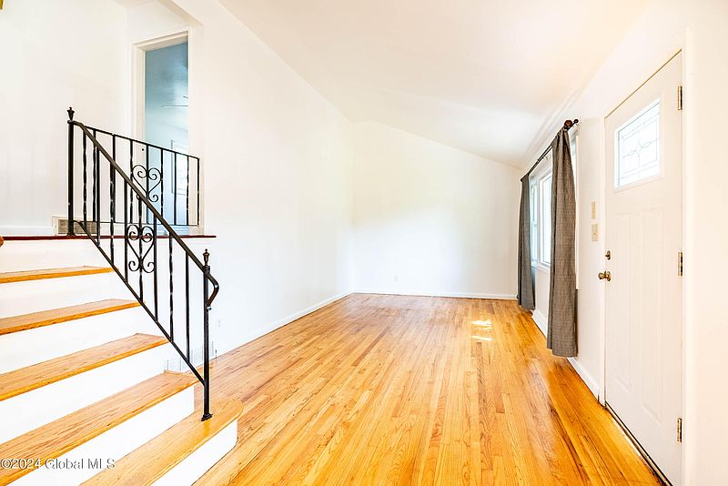 3rd image of 9 Aragon Avenue
