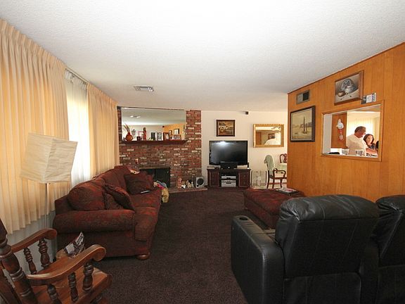 3rd image of 284 Golden Carriage Ln