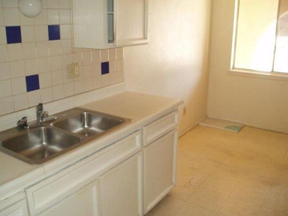 5th image of 520 Palomas Dr SE #A