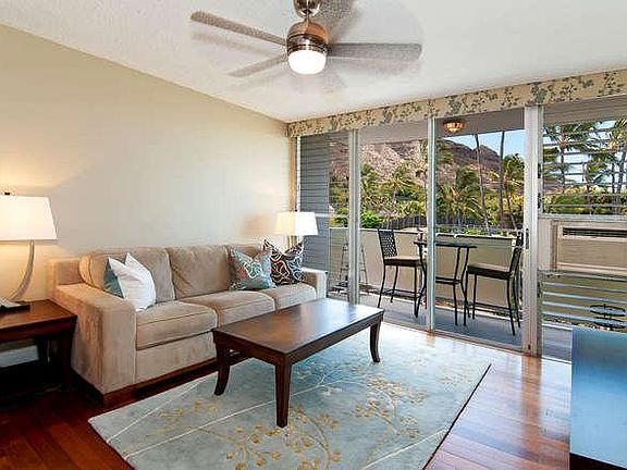 living room to the lanai with Diamond Head in the background