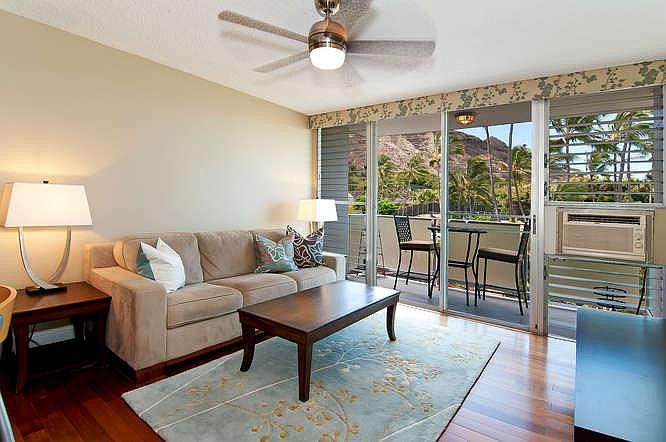 living room to the lanai with Diamond Head in the background