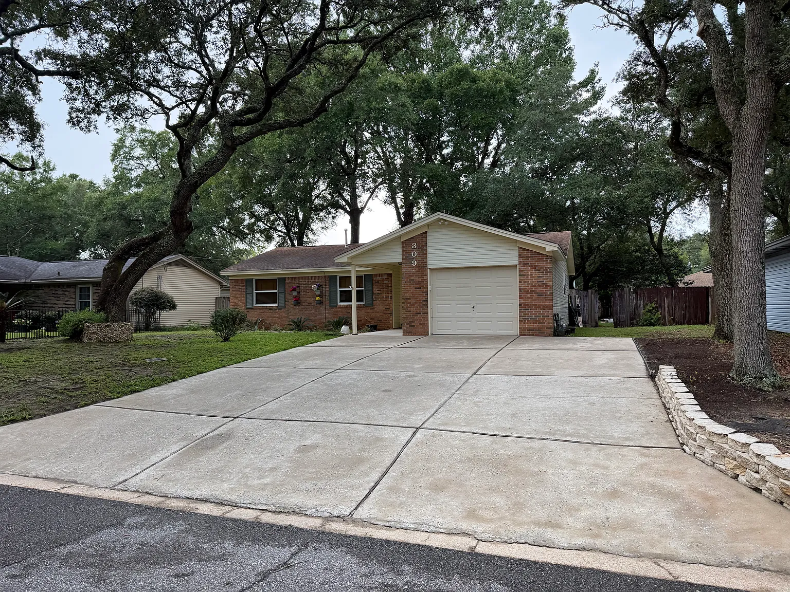 3 bed, 1100 sqft, $2,100 — Photo 2