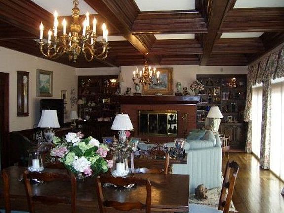 Den w/coffered ceiing 