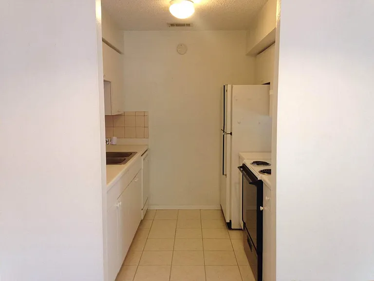 500 E Riverside Dr #211 — Photo 4