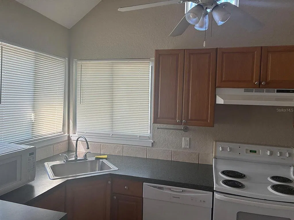 1 bed, 1.0 bath, 500 sqft, $1,200 — Photo 3