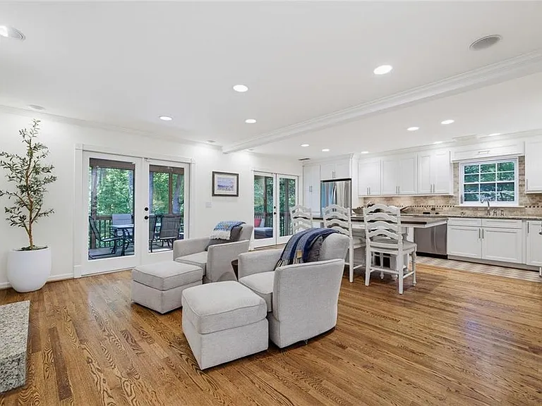 4966 Cambridge Dr — Photo 5