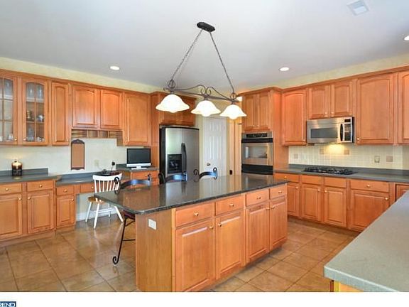 5th image of 11 Rolling Glen Ln