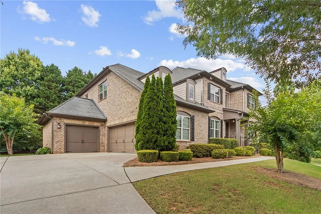 6 bed, 5.0 bath, 6021 sqft, $6,000 — Photo 1
