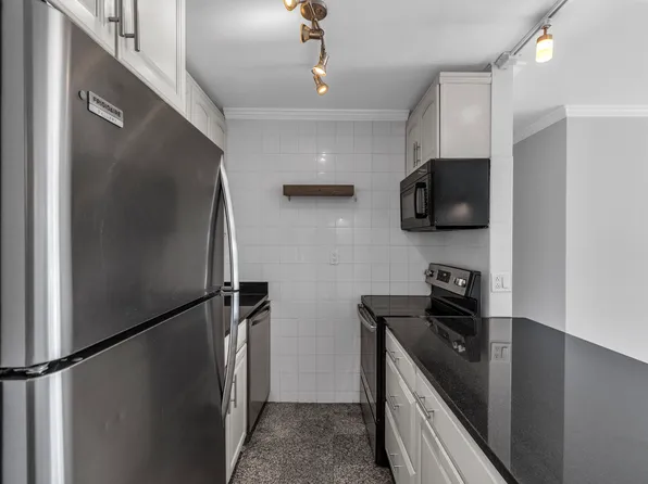 25-40 Shore Boulevard image 6 of 25