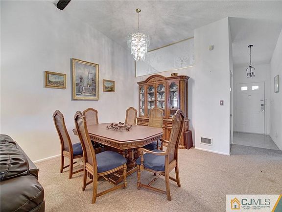 5th image of 247 Wycoff Way W