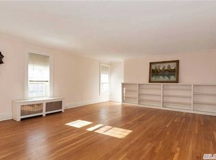 105 7th St, Garden City, NY 11530