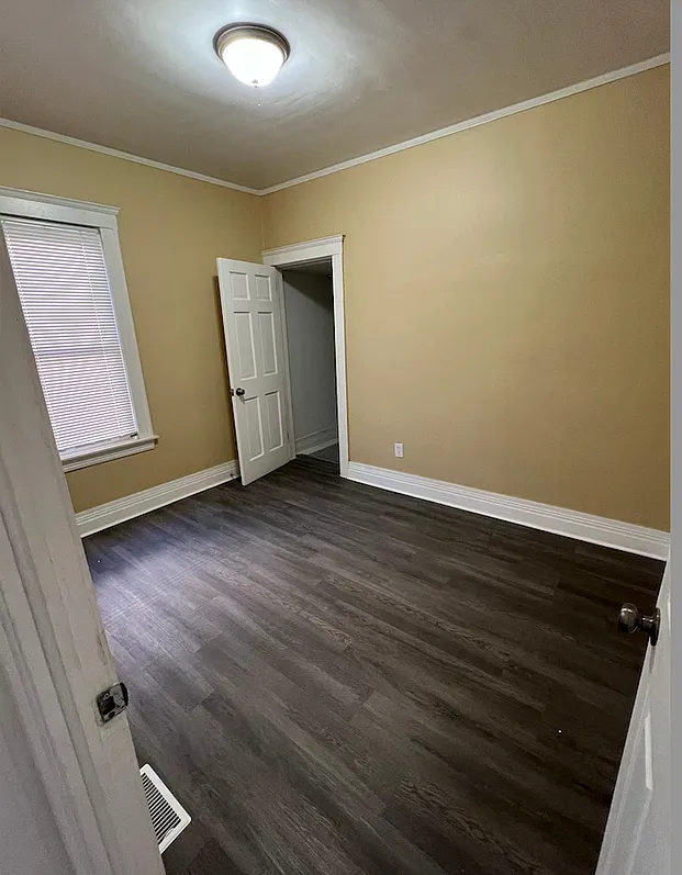 3 bed, 1.0 bath, 2000 sqft, $1,550 — Photo 1