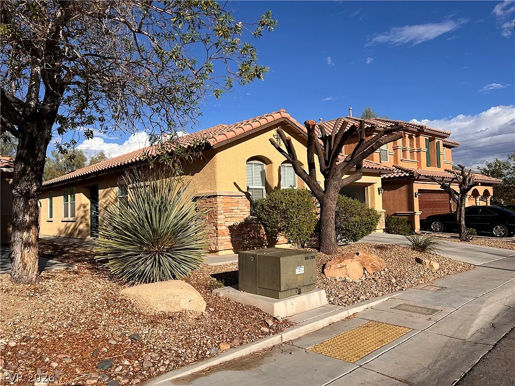 3 bed, 2.0 bath, 1715 sqft, $2,050 — Photo 2