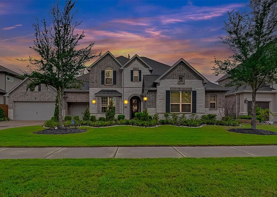 WELCOME HOME! FABULOUS 4 bedroom, 4.5 bath, 4 car garage home ready for MOVE IN! Shows like a MODEL HOME!