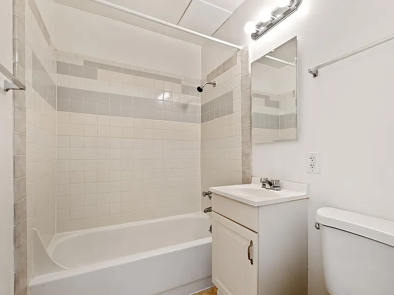 16p006 - 1435 3rd Ave — Photo 15