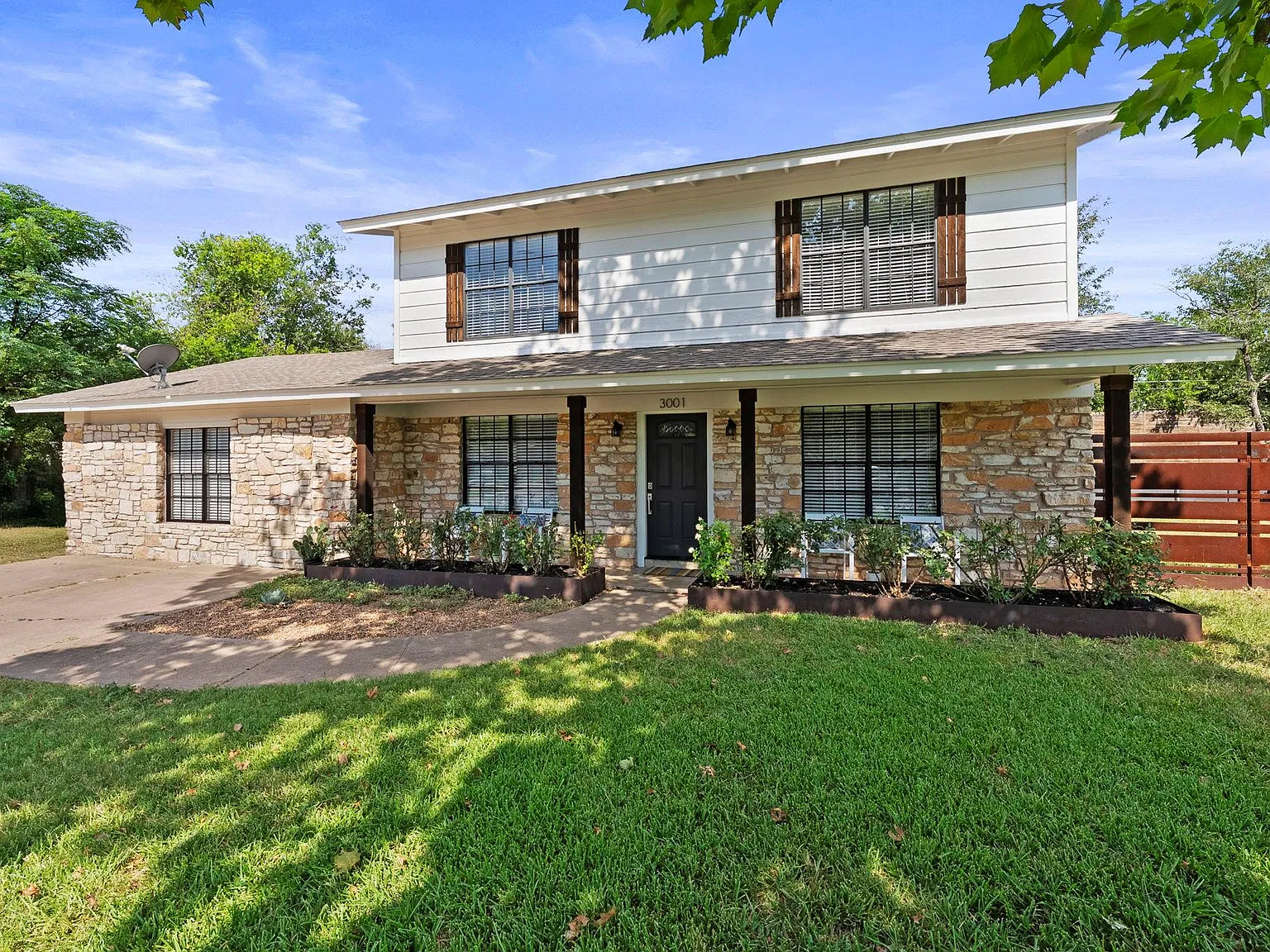 5 bed, 2.0 bath, 2116 sqft, $3,000 — Photo 2