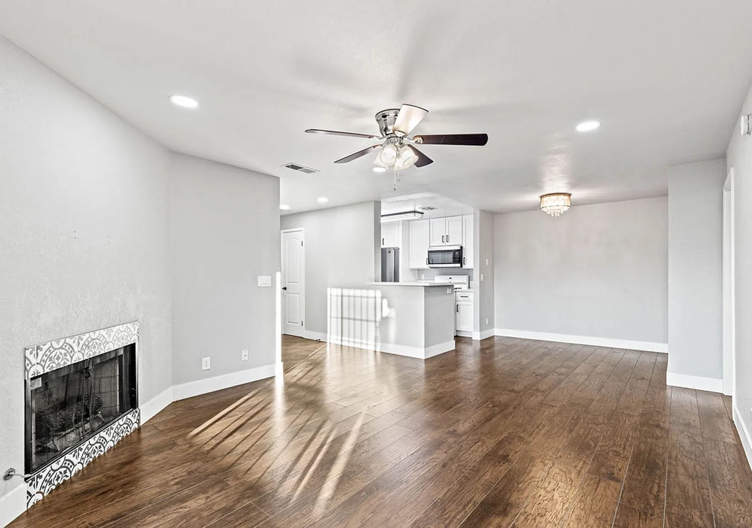 Gorgeous Renovated Condo in Guard Gated Neighborhood — Photo 2