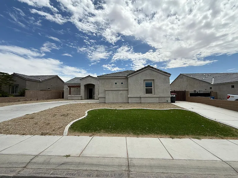 10156 E 39th Ln — Photo 2