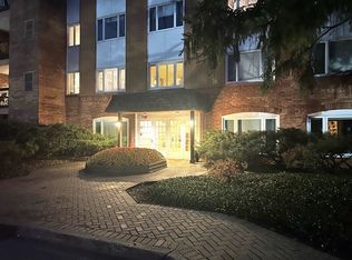 205 Rivershire Ln APT 516, Lincolnshire, IL 60069