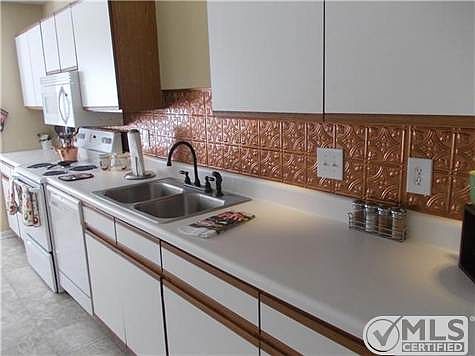 4th image of 412 Amquiwood Ct